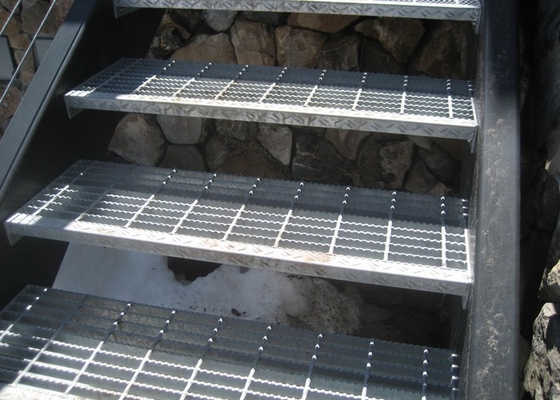China SGS Outdoor Galvanized Steel Stair Treads Hot Dip Galvanized Surface supplier