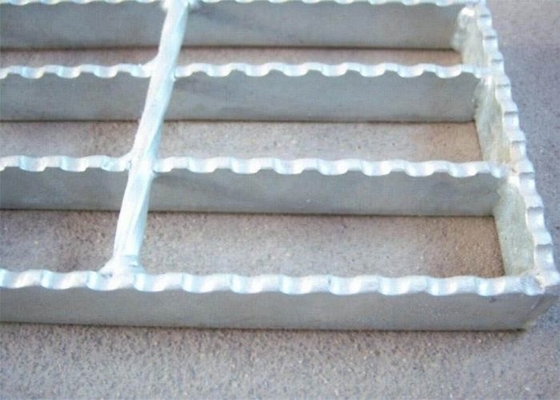China 40 X 5 Serrated Bar Grating , Metal Building Hot Dipped Galvanised Steel Grate supplier