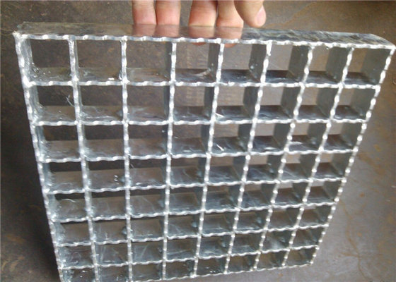 China Hot Rolled Serrated Steel Grating Galvanized Surface Light Weight supplier