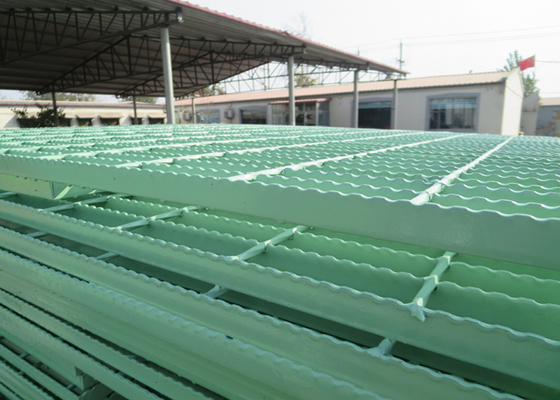 China PVC Coated Catwalk Grating Walkway , Galvanized Serrated Metal Grate Platform supplier