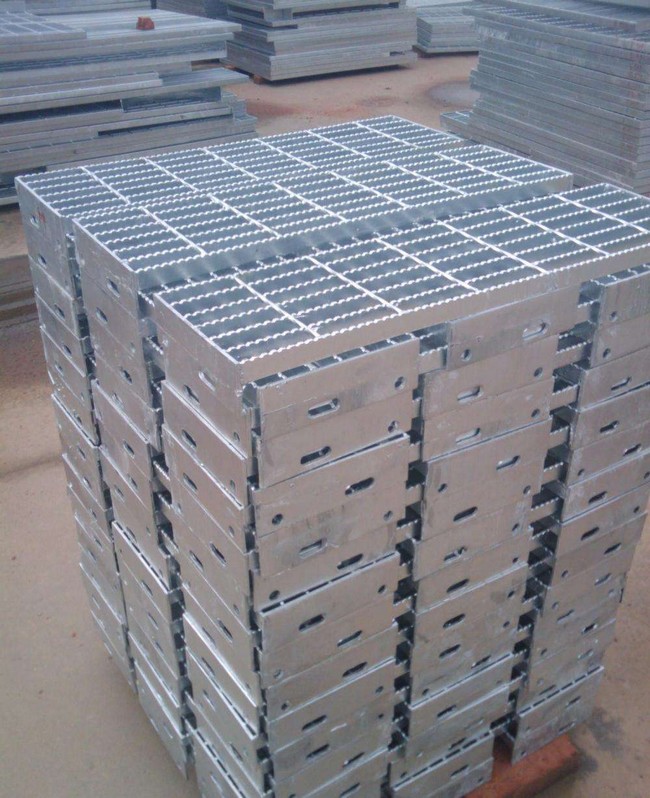 Durable Q235 Outdoor Galvanized Steel Stair Treads High Strength Material