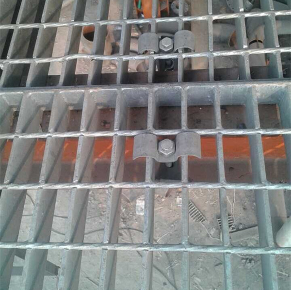 SGS Approval Steel Grating Clips 316L Welded Type 100mm / 50mm M Span
