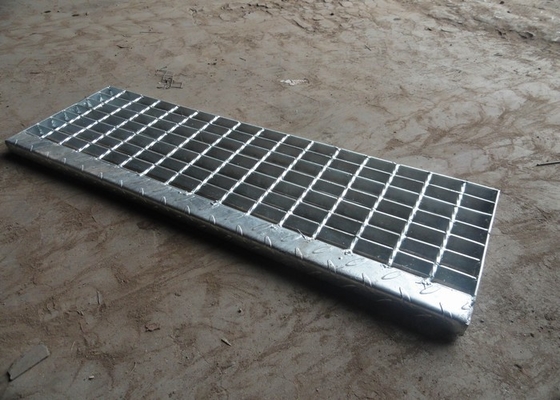 China Hot Dip Galvanised Stair Treads , T1 / T2 / T3 / T4 Bar Grating Stair Treads supplier