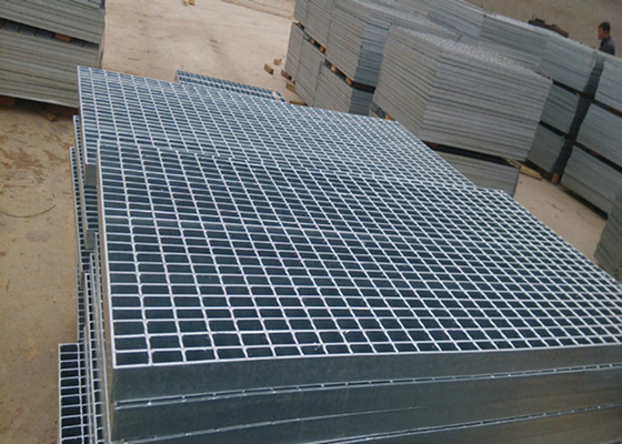 China Plain galvanised floor grating , 3 / 5mm Thickness walkway mesh grating supplier