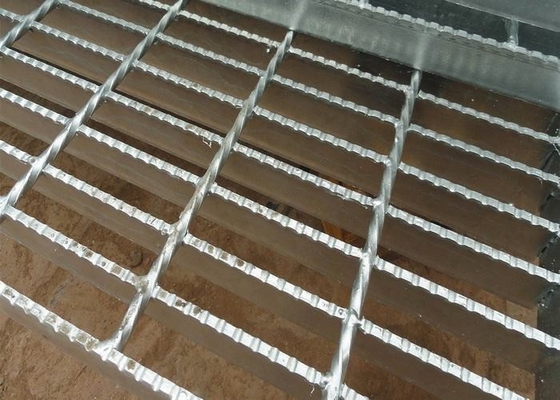 China Galvanized Serrated Steel Grating For Floor Plate Q235low Cardon Material supplier