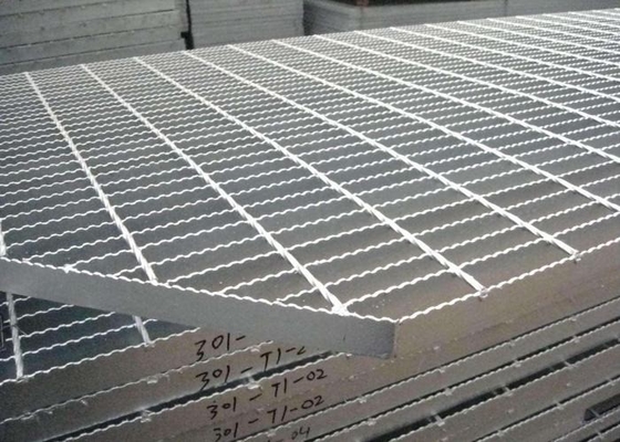 China Galvanized Serrated Flat Bar With Twisted Square Rod Anti Slip Oil Proof supplier