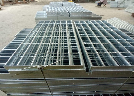 China ASTM Q235 SS304 Metal Stair Treads , 25 X 3 Stainless Steel Stair Tread supplier