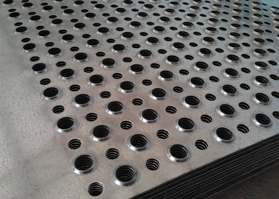 China Black Galvanized Steel Stair Treads Serrated Grating Bar Anti Slipping supplier