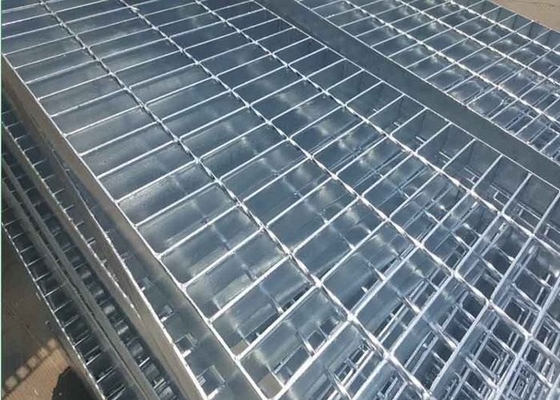 China Plain Type Metal Walkway Grating , 25 X 5 / 30 X 3 Galvanized Floor Grating supplier