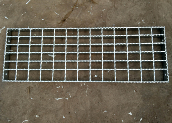 China Hot Dipped Galvanized Steek Stair Treads Customized Size 30mm Pitch supplier