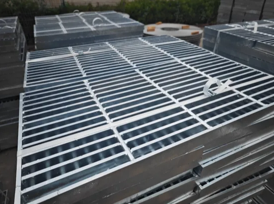Hot DIP Galvanized Catwalk Serrated Grating Metal Walkways Stainless Steel Weld Bar Platform Steel Grating