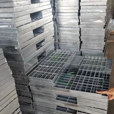 Hot Dipped Galvanized Serrated Steel Grating with 25x5 mm Bearing Bar for High Strength Platforms