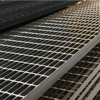 Hot Dip Galvanized Heavy Duty Steel Grating with Serrated Bar for Industrial Platforms and Trench Covers
