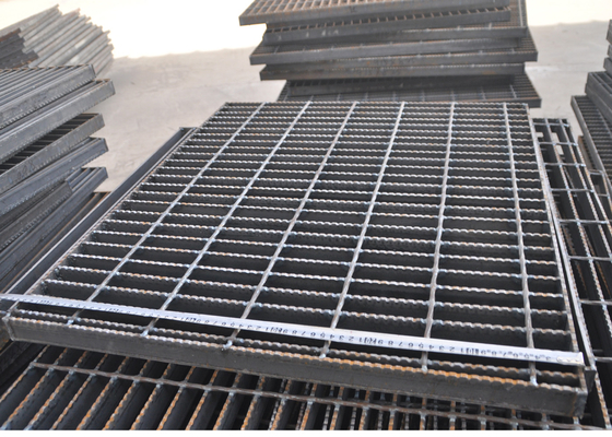 PVC Coated Catwalk Grating Walkway , Galvanized Serrated Metal Grate Platform supplier