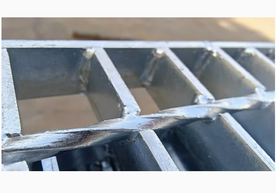 Hot DIP Galvanized Catwalk Serrated Grating Metal Walkways Stainless Steel Weld Bar Platform Steel Grating