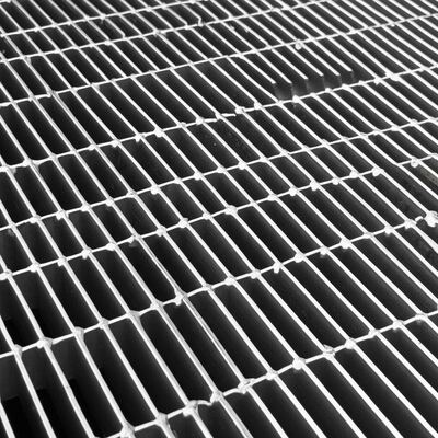Hot DIP Galvanized Heavy Duty Steel Grating with Serrated Surface for Anti-Slip Applications