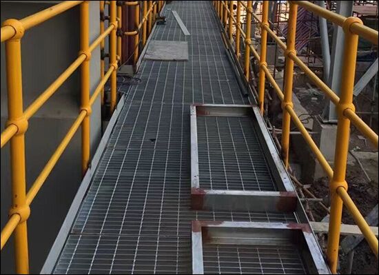 Rust-Proof Galvanized Steel Grating Platform with Serrated Non-Slip Surface for Industrial Walkways
