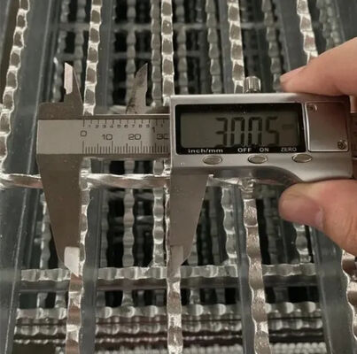 Rust-Proof Galvanized Serrated Steel Grating with 25x5 mm Bearing Bar for Anti-Slip Platforms