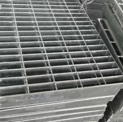 Serrated Bearing Bar Steel Grating with Hot Dipped Galvanized Finish and Customizable Sizes for Industrial Platforms