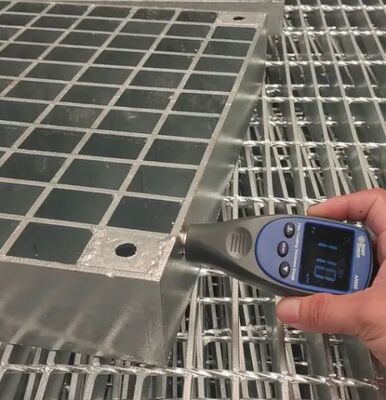 Serrated Bearing Bar Steel Grating with Hot Dipped Galvanized Finish and Customizable Sizes for Industrial Platforms