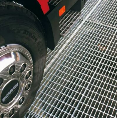 Hot DIP Galvanized Steel Grating with Serrated Style and Customizable Sizes for Industrial Platforms