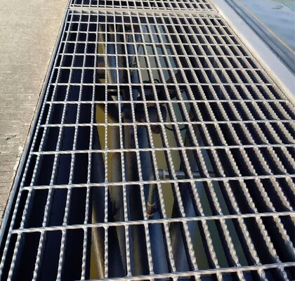 Hot DIP Galvanized Steel Grating with Serrated Style and Customizable Sizes for Industrial Platforms