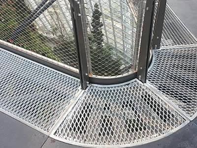 Hot-Dip Galvanized Steel Grating with Anti-Slip Design for Heavy-Duty Load Capacity