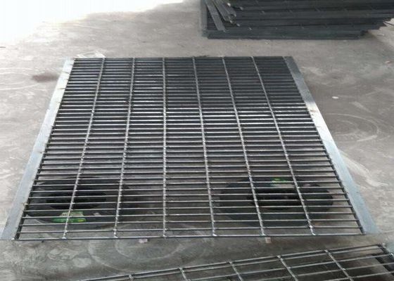 SGS Metal Grates For Driveways / Rectangular Gutter 50 / 100mm Twisted Bar Pitch