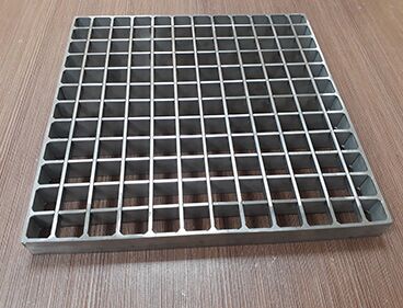 Hot Dipped Galvanized Steel Grating with Serrated Surface and Customizable Sizes for Industrial Walkways