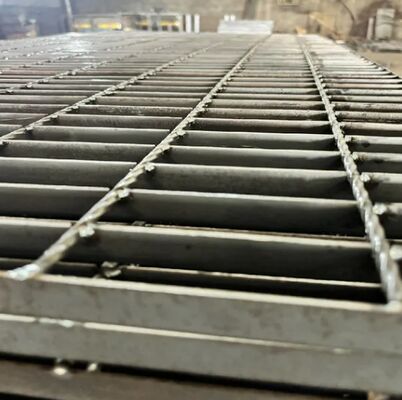 Hot Dip Galvanized Heavy Duty Steel Grating with Customizable Sizes for Industrial Walkways